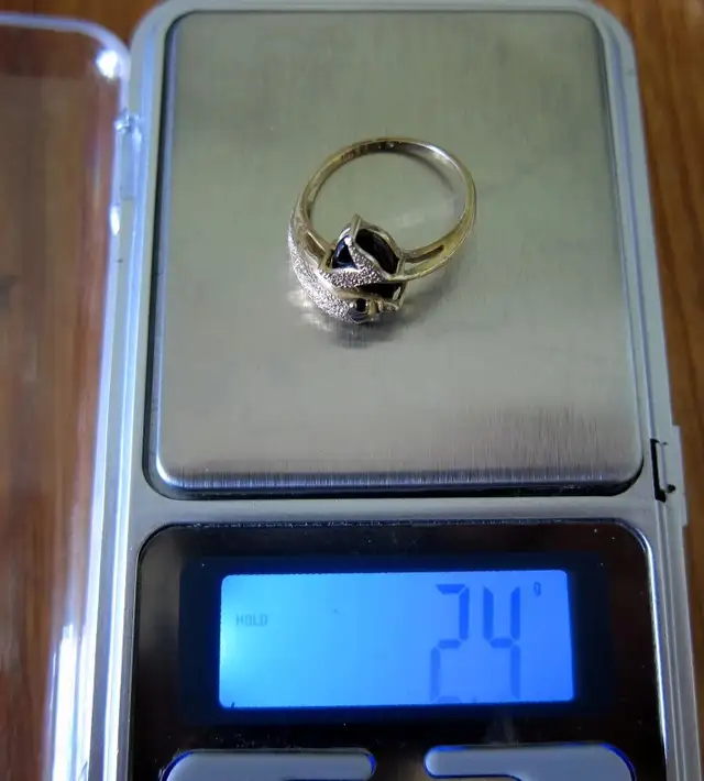 BEAUTIFUL 10K SOLID GOLD DOLPHIN RING WITH GEMSTONES SIZE 6.25 in Jewellery & Watches in Ottawa - Image 4