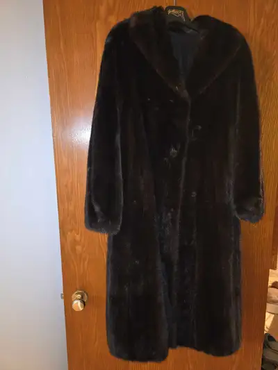 Mink Fur Coat & Hat; Manteau et Chapeau de fourrure de vison, View more