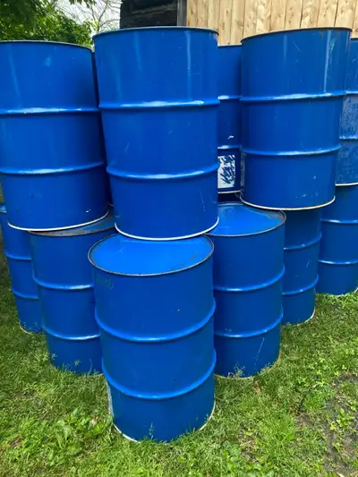 Steel 45 gallon drums solid lids, great for Burn Barrels garbage bins etc have a plastic liner insid...
