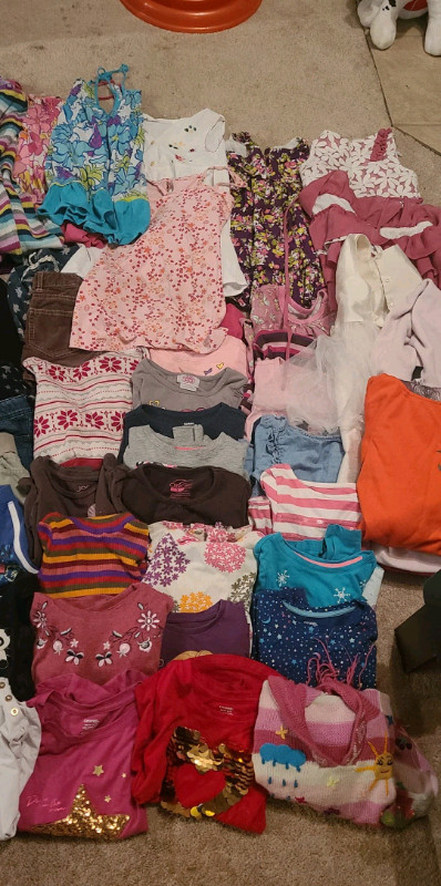 Girls size 4-5 tote full of clothes  in Kids & Youth in Belleville - Image 3