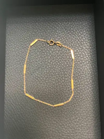This is a 14K/18K yellow gold bar bracelet by American designer Jennifer Meyer—very pretty. Jennifer...