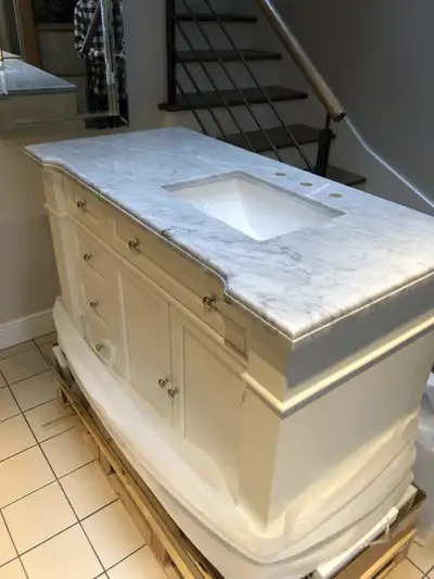 Vanité salle de bain 48 po en marbre Carrare à $1,500, View more
