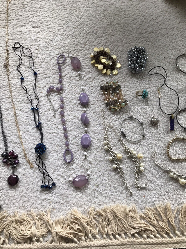 LARGE LOT OF COSTUME JEWELLERY . in Jewellery & Watches in Sarnia - Image 3