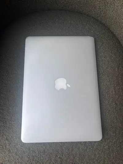 MacBook Pro 13-inch Retina from Mid 2014. 8 GB 1600 MHz DDR3 memory. Keyboard has both English and A...