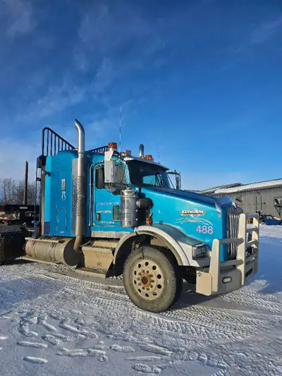 Kenworth T800 2006 6x4 truck tractor, showing 1,352,570 km and 26,805 hours, It is powered by a Cate...