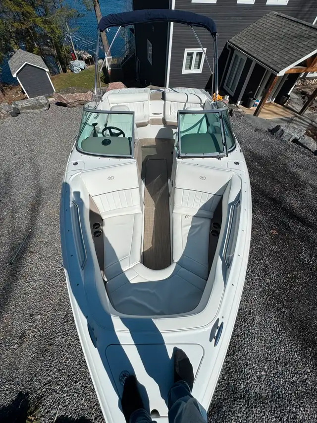 2006 Cobalt, 220, Bowrider - New Interior, Cover & Sound Syste in Powerboats & Motorboats in Muskoka - Image 3