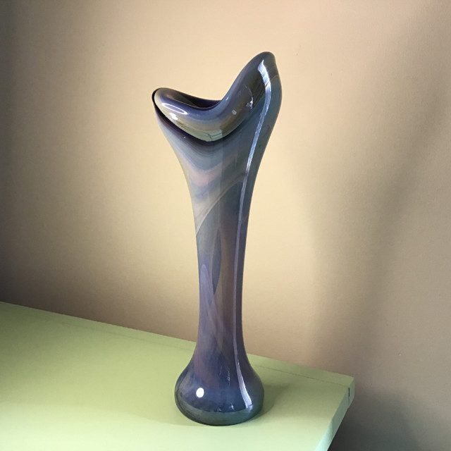 Phoenician Hebron swirl glaze hand-blown glass iridescent vase in Arts & Collectibles in Hamilton - Image 2