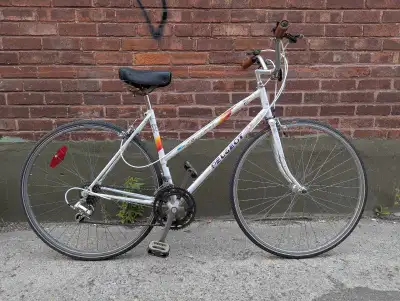 Vintage Peugeot ladies hybrid - 700c - tuned up, View more