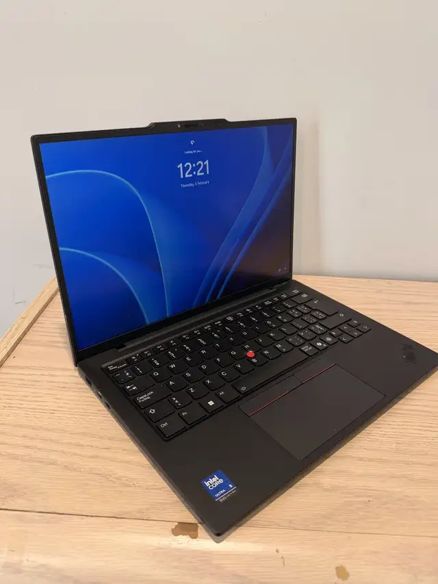 Lenovo ThinkPad X1 Carbon Gen 13 Aura Edition (Model 21NX00FRUS) in Laptops in City of Montréal - Image 2