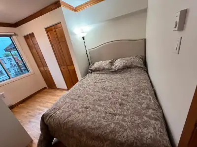 Chambre lumineuse avec salle de bain privée à louer dans un 5 1/2 pour 850$ par mois à Laval (B) (él...