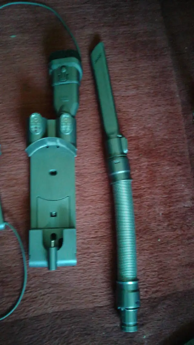 DYSON CORDLESS VACUUM CLEANER in Vacuums in City of Toronto - Image 5