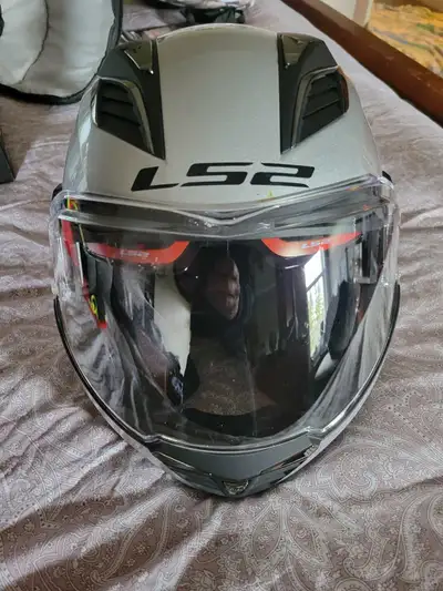 Only Worn Once,,No Scratches Or Damage,,Comes With Boxes,,Carry Backpack,,Tags,,Helmet Protector,,Si...