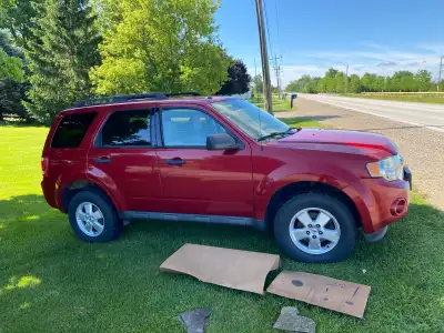 2009 Ford escape xlt, 4cyl, 5sp manual, 216k, red. 