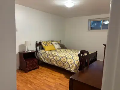 MEUBLÉ, CHAUFFÉ, ÉCLAIRÉ, DISPONIBLE MAI ou plus tard, centre ville, frais peint, beau 4 1/2, 2 cham...