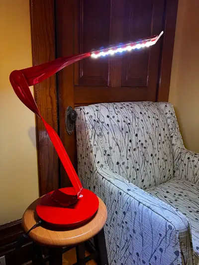 Cool Herman Miller leaf table lamp. In very good condition with so many options. White and warm ligh...