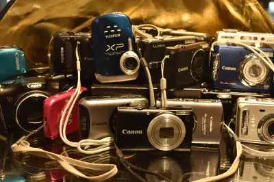Digital Point-and-Shoot Cameras/Caméras compactes digitales, View more