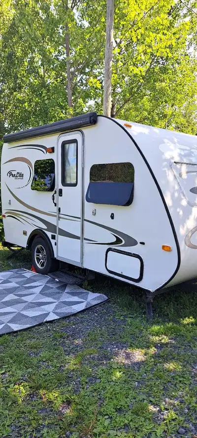 Prolite 2015 1650lb propre et prêt pour le camping facile au remorquage négociable un peu.