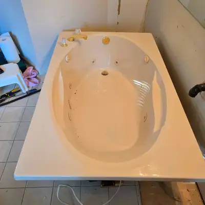 Acrylic fibreglass jetted tub. Great condition no scratches. Very little use. 66 inches x 42 inches....