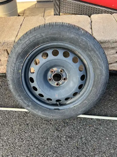 Michelin Energy mxv4 ete neuf sur rim de VW. J’ai aussi un 195/65r15 neuf même prix.