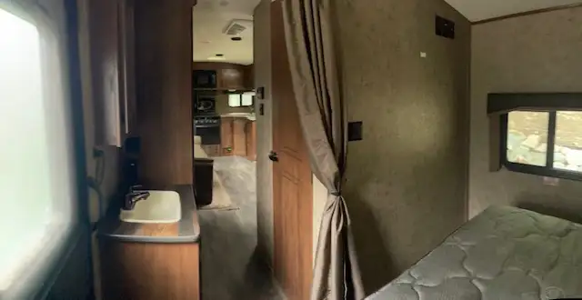 4 Season Outdoors RV with lots of accessories in Travel Trailers & Campers in Kamloops - Image 9