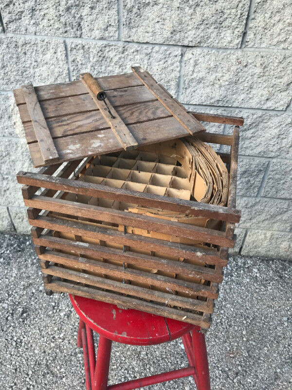 VINTAGE WOODEN FARM EGG CRATE WITH MULTIPLE DIVIDER INSERTS in Arts & Collectibles in Mississauga / Peel Region - Image 2