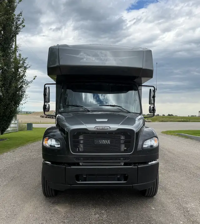 DYNAMAX EUROPA 31SS LUXURY SUPER C DIESEL MOTORHOME - SOLAR PKG in RVs & Motorhomes in Edmonton - Image 4