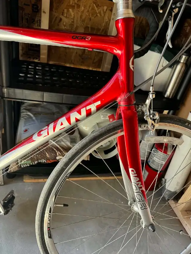 vélo de route de marque Giant en très bon état  in Road in Granby - Image 3