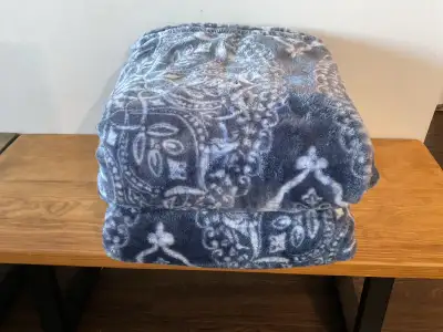 NEUVES 10$ chacune couverture très douces , View more