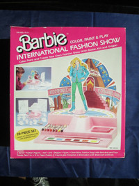Vintage BARBIE Color, Paint & Play International Fashion Show