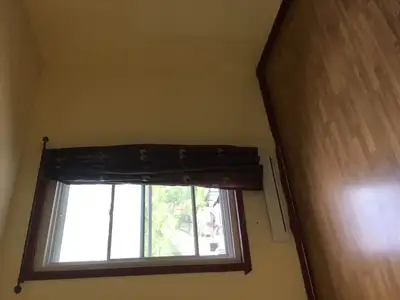 GRANDE chambre non meublée dans 6 et demi au dernière étage d'un triplex , le prix comprend l'intern...