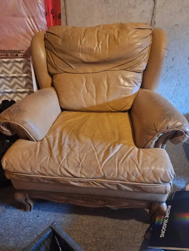 free couches in Free Stuff in Barrie - Image 4