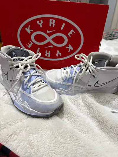 Men’s 8.5 Women’s 10 Kyrie infinity basketball shoes in excellent like new condition worn once
