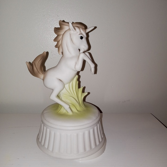 Porcelain Spinning Musical Unicorn in Arts & Collectibles in Comox / Courtenay / Cumberland - Image 2