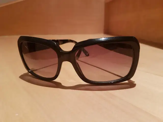 Lunette de soleil VERSACE in Quebec in Canada - Image 4