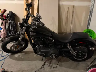 2017 FXDB Street Bob has stage 1 upgrade(air intake, engine tuning, pipes) vance and Hines pipes, bl...