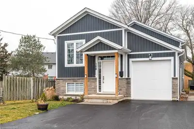 3Bed 1Bath Detached House (Main/Upper floors)