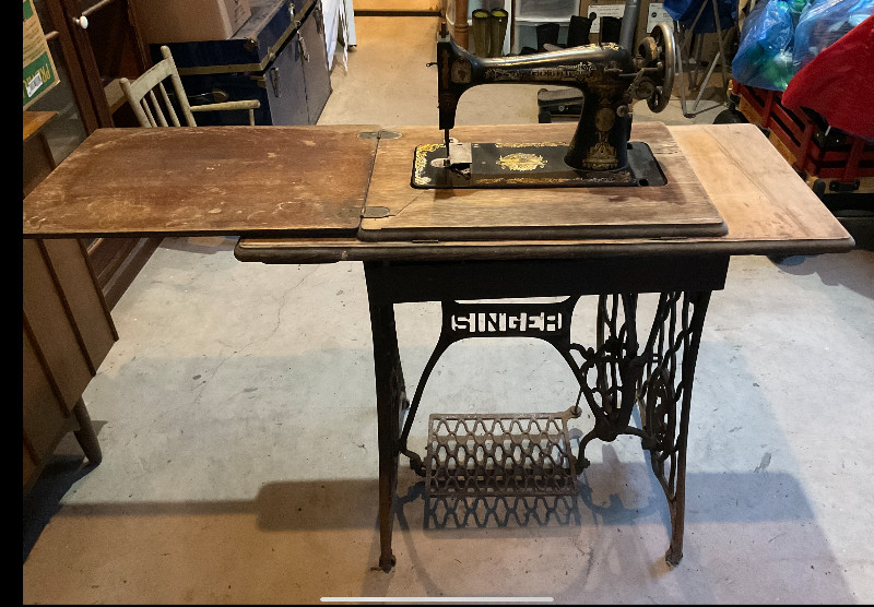 Antique 1910 Singer Sewing Machine, G series, Model 15 Other London