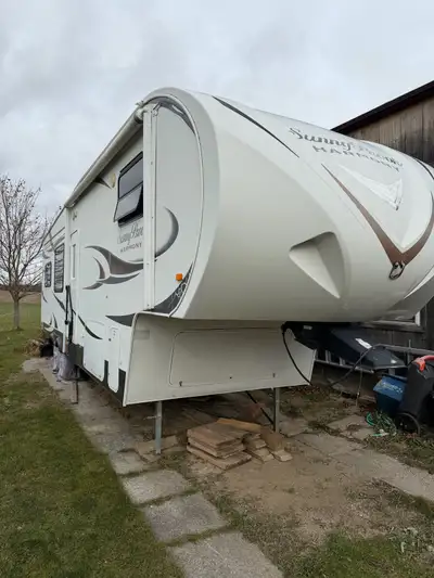 Spacious SunnyBrook Harmony 290FWRES fifth wheel. Power reclining theatre seats and a pullout sofa....