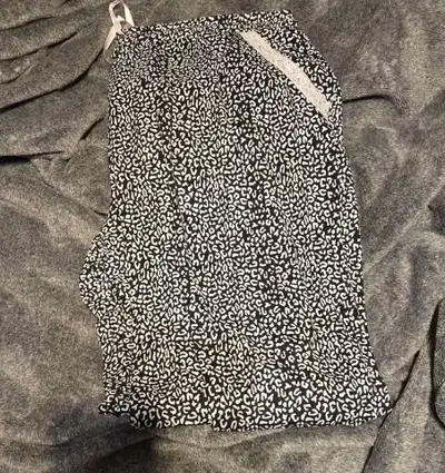 Light weight pants with pockets and cuffed bottoms. Comes from a smoke free house in the college par...