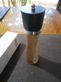 Poivrière en bois - wooden pepper shaker