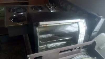 1 petit four à convection $40. Plusieurs GRILLE-PAIN$10 et $20. Chaque 1 cuisinière à bois NON FONCT...