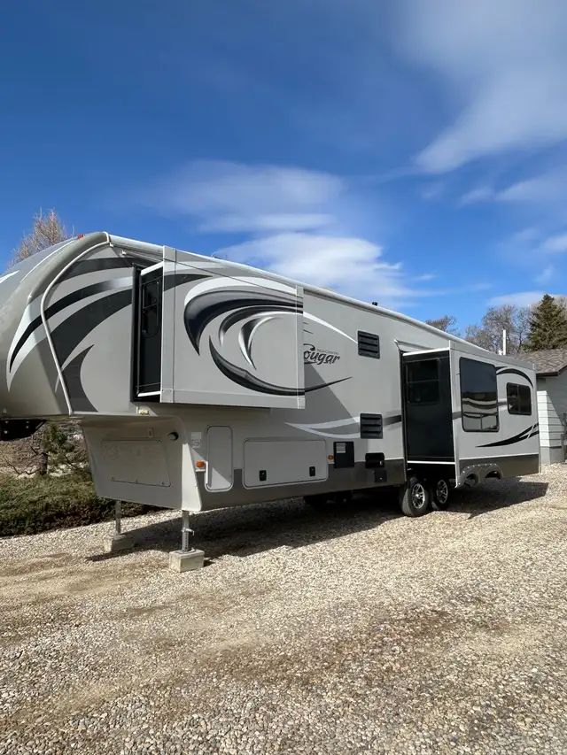 Fifth Wheel 2013 Cougar High Country 315RES - Spacious & Cozy in Travel Trailers & Campers in Regina - Image 6