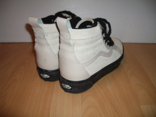 like new VANS high rise sneakers shoes _ fit size 10 fem/ 9 US m dans Femmes - Chaussures  à Ville de Montréal - Image 2