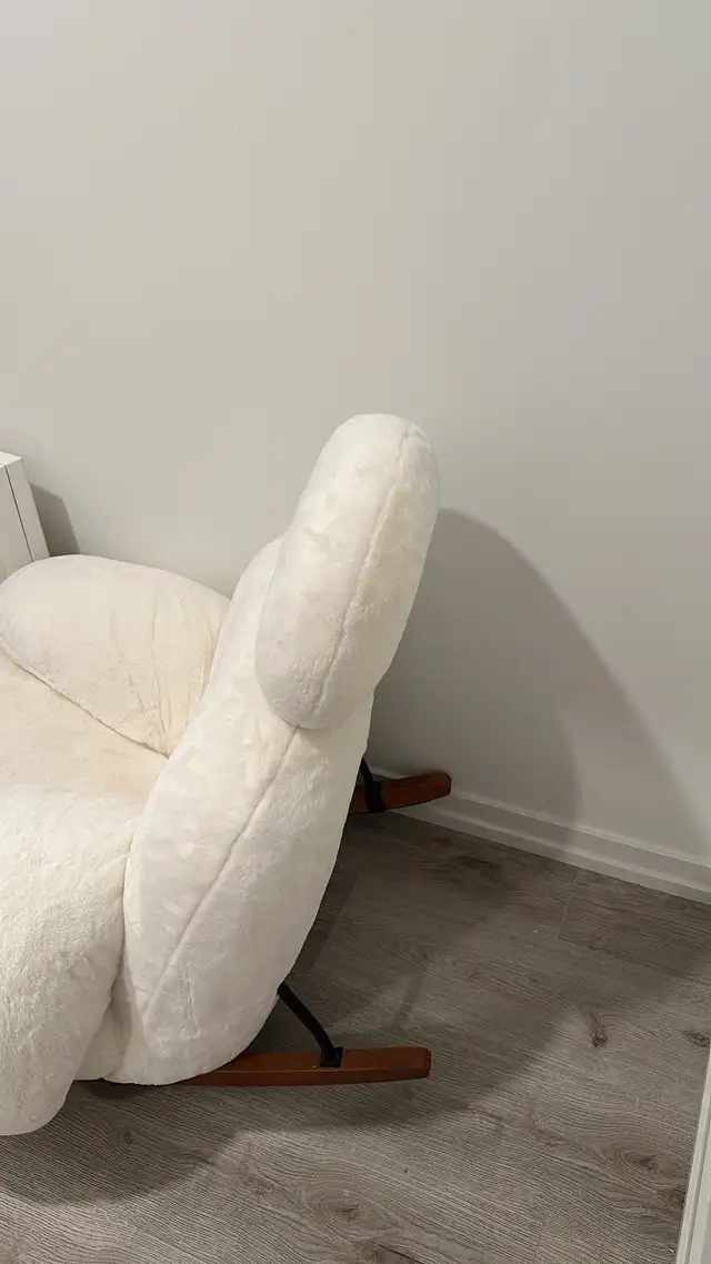 A Cute Armchair with A Foot stand in Chairs & Recliners in Markham / York Region - Image 3