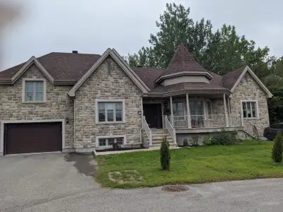 5-bedroom house, 3 bathrooms, living room, TV room, balcony, garage for 2 cars, and parking for 6 ca...