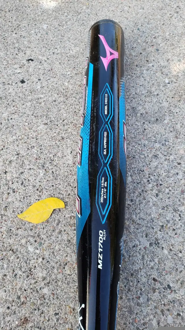 Mizuno Finch 30" Softball Bat$125 in Baseball & Softball in Barrie - Image 5