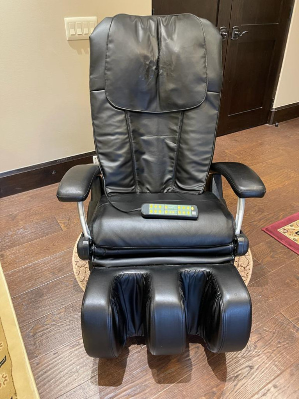 Massage Chair in Good Condition - Like New in Chairs & Recliners in Markham / York Region - Image 2