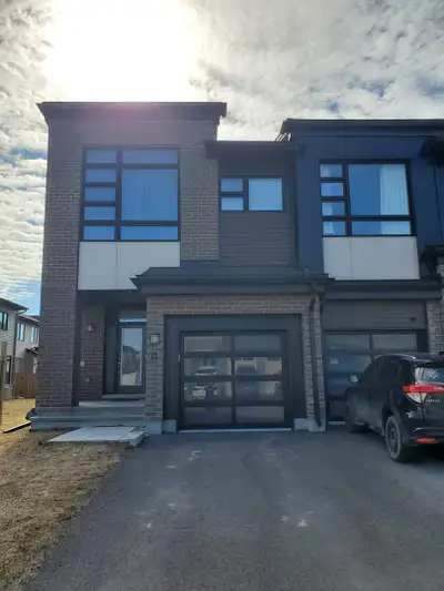 3 bedrooms with loft, end unit townhome built by Urbandale in 2019. Hard wood main floor, and cerami...