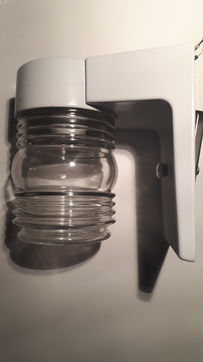 Murale en aluminium blanc avec vitre et douille en porcelaine, idéale pour installer à côté d'une po...