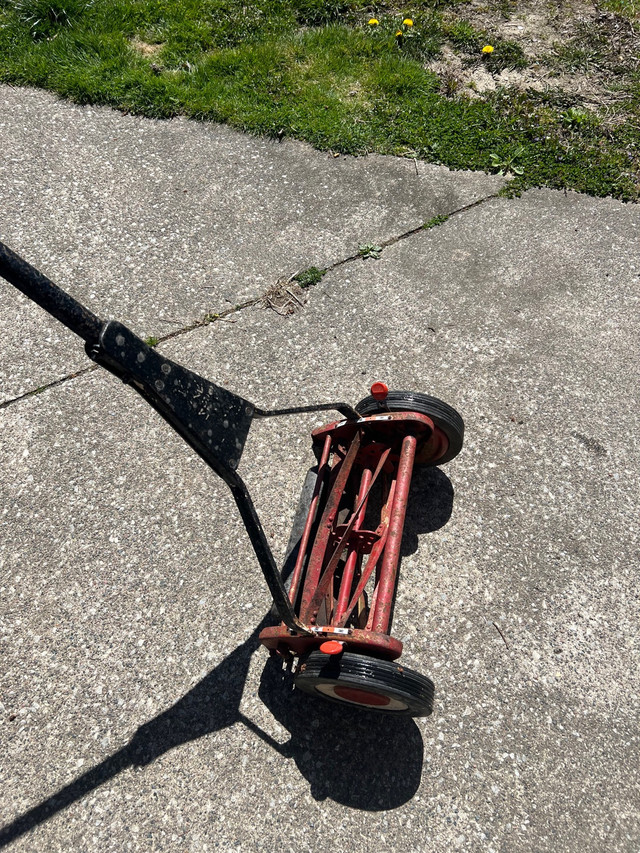 Push mower  in Lawnmowers & Leaf Blowers in Leamington - Image 3